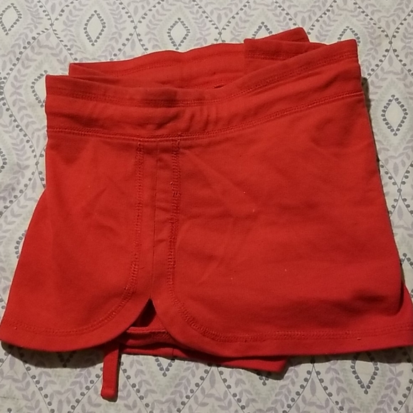 Red shorts - Picture 3 of 4